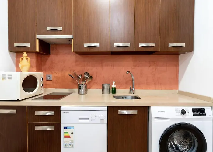 Junto Plaza Salvador Daire *