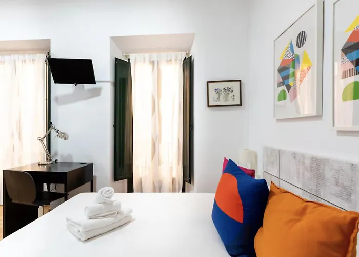 Junto Plaza Salvador Daire Sevilla