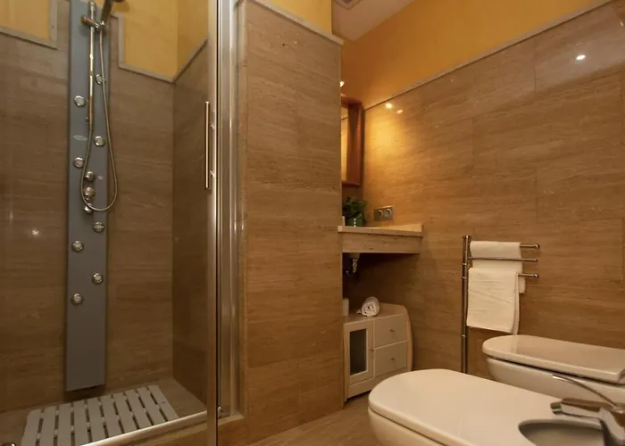 Junto Plaza Salvador Daire